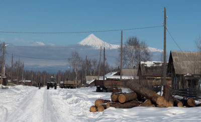 Вид из поселка Лазо на вулкан Острый Толбачик