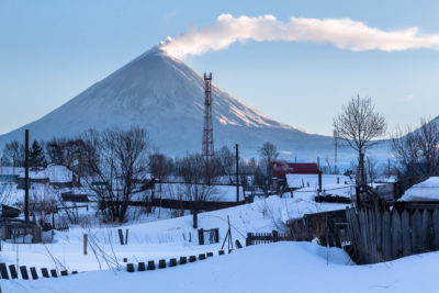 Вид из Ключей. Слева - Ключевская, правее - вулканы Средний и Крестовский