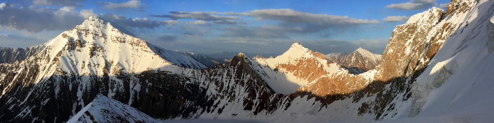 Слева пик Советский Таджикистан (6116), правее внизу перевал Таджикских Вертолетчиков (5401)