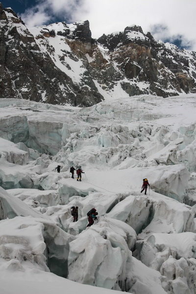 Прохождение первой ступени ледопада ледника Северный