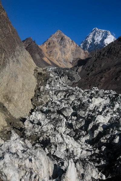 Ледник Ошанина и наш путь по левому (на фото) ранклюфту